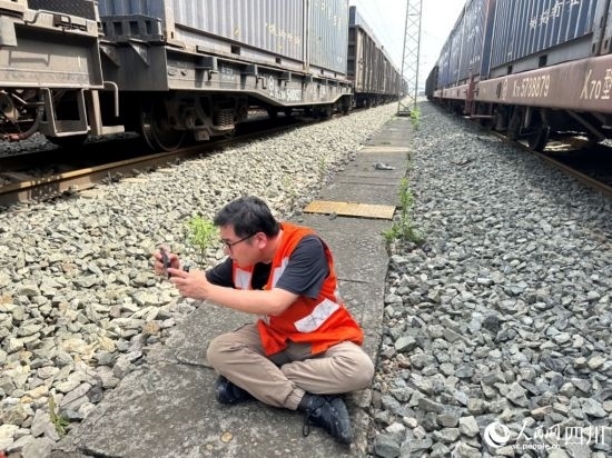 記者在成都北編組站編組場拍攝。人民網(wǎng)記者 王紹紹攝