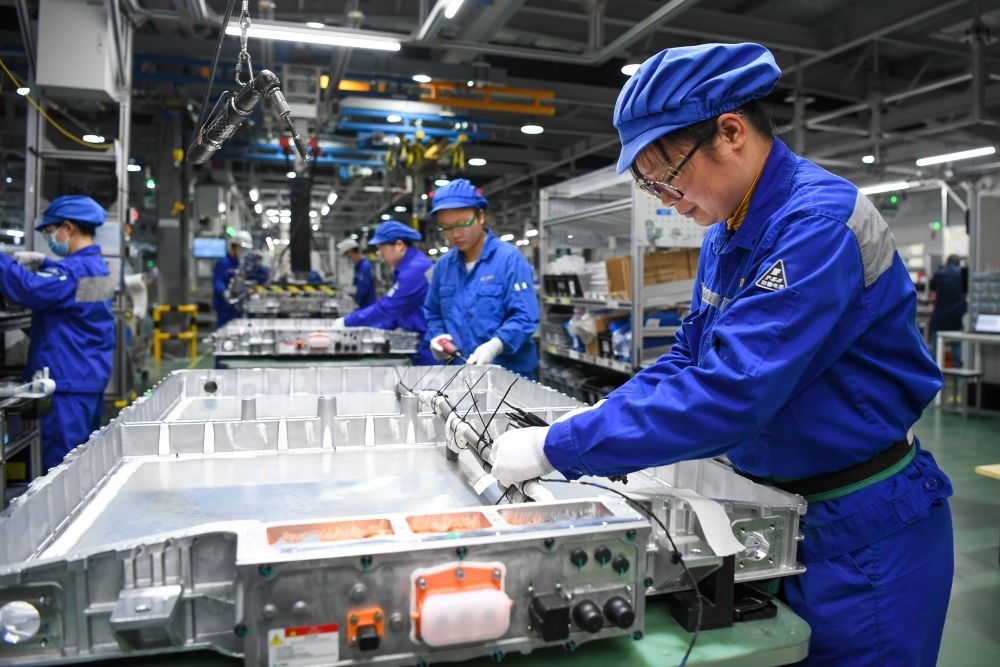 在位于江蘇常州溧陽的上汽時(shí)代動(dòng)力電池系統(tǒng)有限公司，工人在車間進(jìn)行電池生產(chǎn)（2023年2月16日攝）。常州市擁有鋰電池電芯及配套生產(chǎn)企業(yè)120余家，動(dòng)力電池產(chǎn)業(yè)2022年實(shí)現(xiàn)產(chǎn)值超1700億元。新華社記者 李博 攝