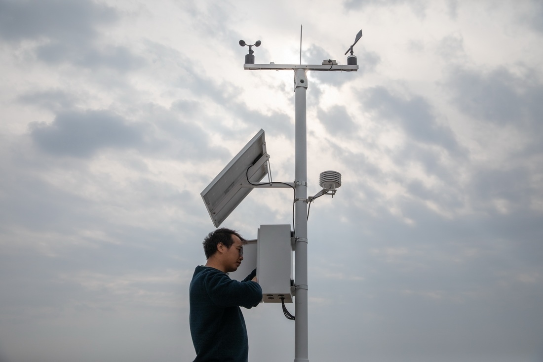 在北大荒集團閆家崗農(nóng)場有限公司農(nóng)業(yè)現(xiàn)代化示范區(qū)，工作人員在調(diào)試氣象設備（4月27日攝）。新華社記者 張濤 攝