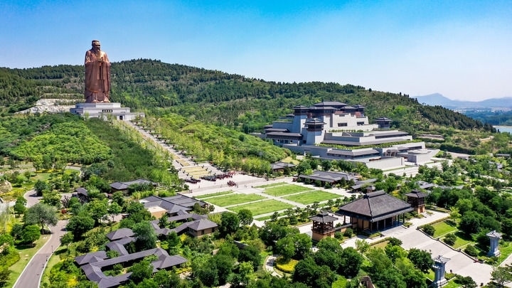 這是2023年6月8日拍攝的山東省曲阜市尼山圣境（無(wú)人機(jī)照片）。新華社記者 郭緒雷 攝