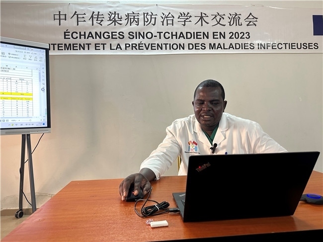 圖為中乍友誼醫(yī)院兒科護(hù)士長穆罕默德·阿米勒·阿里授課。中國援乍得醫(yī)療隊(duì)供圖