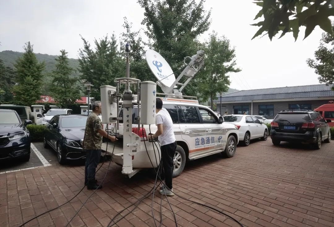 工作人員正在進行通信搶修。 受訪者供圖