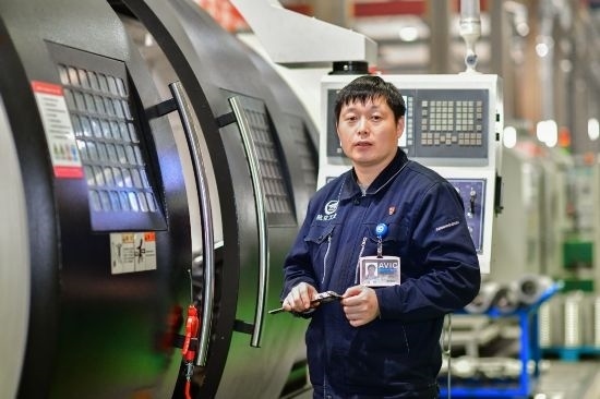 孫明在數(shù)控機(jī)床生產(chǎn)車(chē)間。航空工業(yè)沈飛供圖