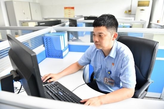 工作中的康凱。航空工業(yè)沈飛供圖