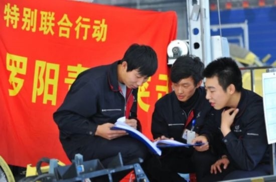 在工作中的“羅陽(yáng)青年突擊隊(duì)”隊(duì)員。航空工業(yè)沈飛供圖