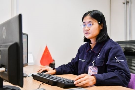 工作中的劉艷梅。航空工業(yè)沈飛供圖
