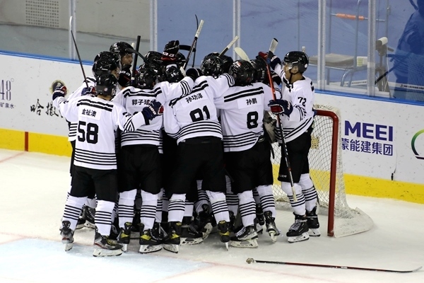 內(nèi)蒙古隊(duì)球員慶祝比賽勝利。人民網(wǎng)記者 胡雪蓉?cái)z