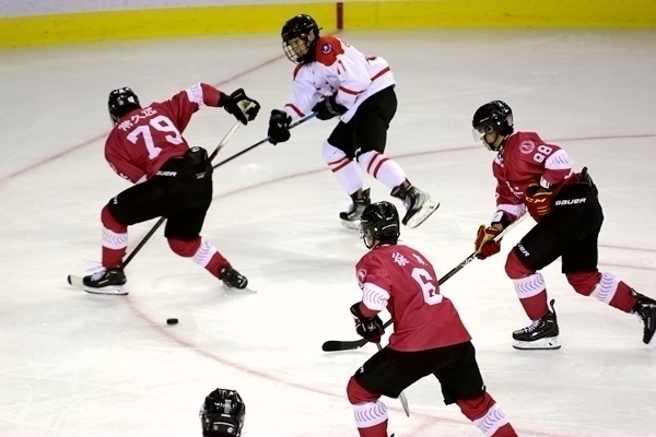 重慶隊球員常久遠(左)與陜西隊球員呂知宜拼搶。人民網記者 胡雪蓉攝