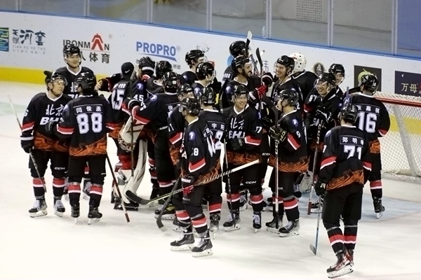 北京隊慶祝奪冠。人民網記者 胡雪蓉攝