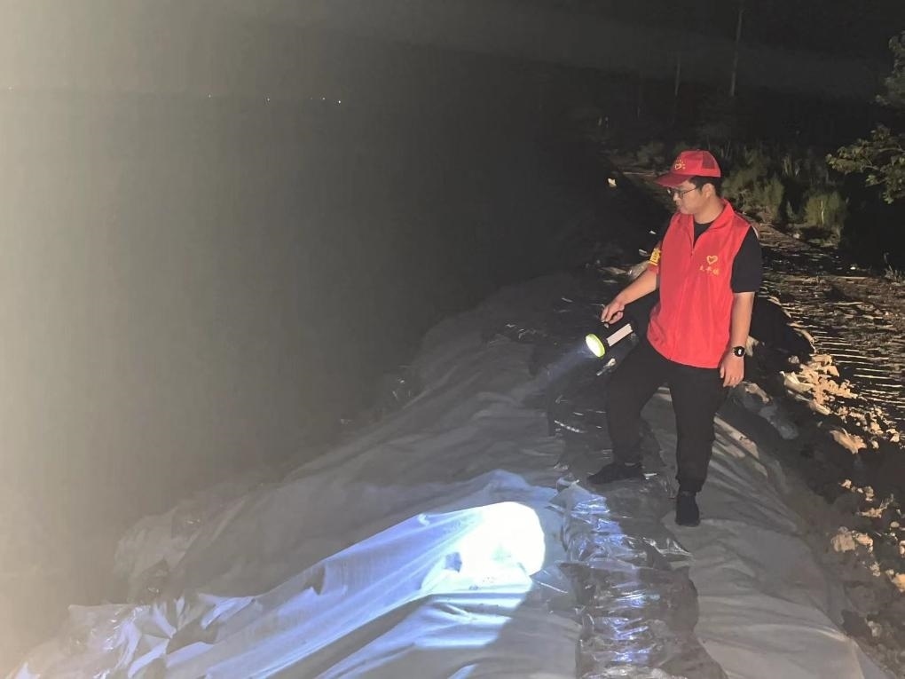 太平鎮(zhèn)干部晚上巡查南小埝。（采訪對(duì)象供圖）