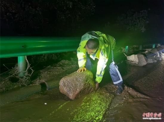 7月31日，張涿高速，高速交警涿鹿大隊(duì)民警清理山體滑坡路面落石。