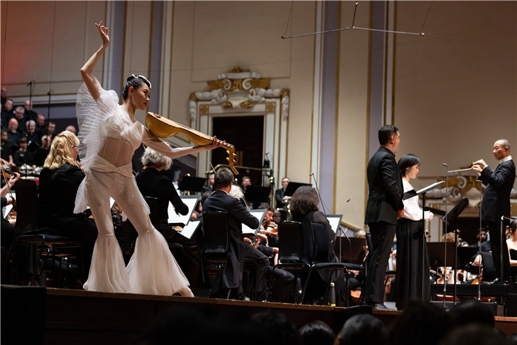 圖8月5日，2023愛丁堡國際藝術節(jié)開幕式音樂會《慈悲頌》的演出現(xiàn)場。藝術節(jié)組委會供圖