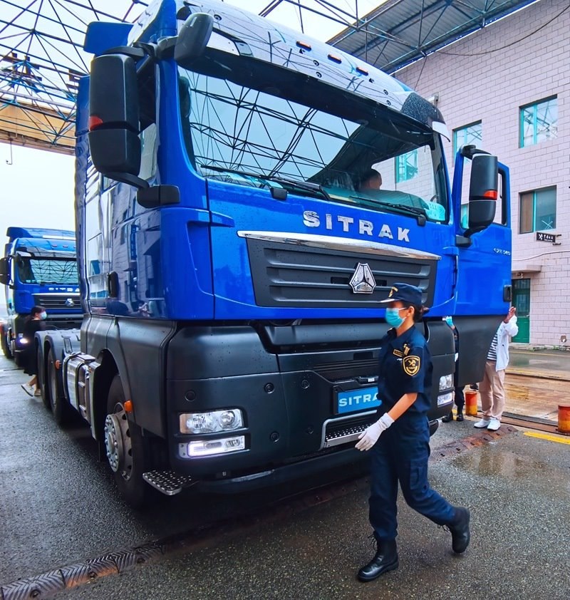 關(guān)員正在對(duì)出口車輛進(jìn)行登臨檢查。人民網(wǎng)記者 栗翹楚攝