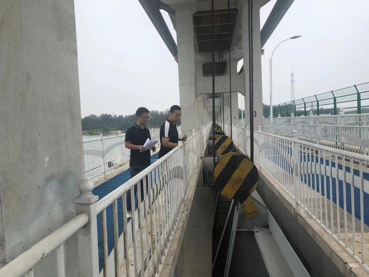 海委海河下游管理局獨流減河進洪閘管理處工作人員檢查水閘閘門啟閉機。受訪者供圖