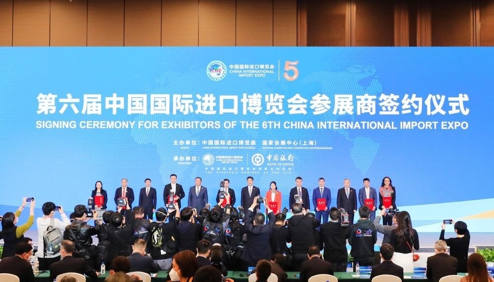 2022年11月6日，2022年中國(guó)國(guó)際進(jìn)口博覽會(huì)參展商聯(lián)盟大會(huì)在上海舉行。這是在大會(huì)期間進(jìn)行的第六屆進(jìn)博會(huì)參展商簽約儀式。新華社記者 方喆 攝