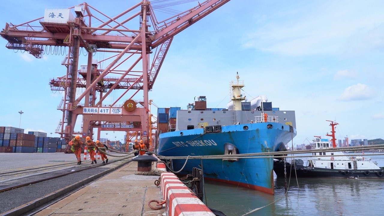 7月22日上午，“絲路海運”電商快線“海豐蛇口”輪?？繌B門海天碼頭12號泊位裝卸集裝箱貨物。人民網(wǎng)記者 蘭志飛攝