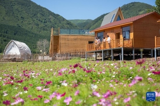 8月12日，游客在寧夏固原市涇源縣大灣鄉(xiāng)楊嶺村的民宿聊天。新華社記者 李旭倫 攝