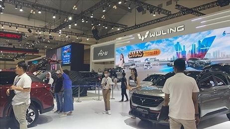印尼消費(fèi)者參觀上汽五菱的展臺(tái)。趙世祺 攝