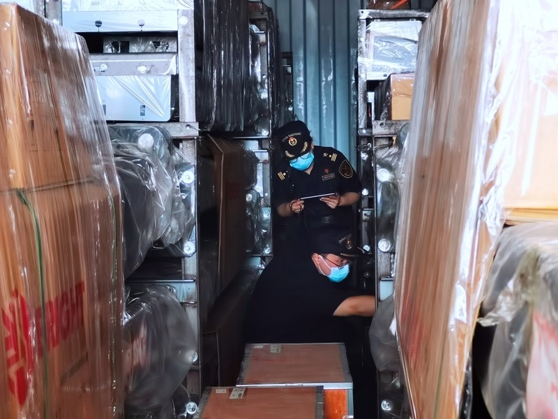 關(guān)員利用工業(yè)內(nèi)窺鏡在集裝箱內(nèi)進(jìn)行查驗(yàn)。人民網(wǎng)記者 栗翹楚攝