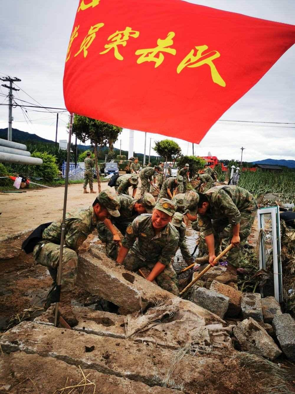 8月7日，陸軍第78集團(tuán)軍某旅組織黨員突擊隊(duì)在吉林舒蘭市七里鄉(xiāng)清理路障。新華社發(fā)（劉洋 攝）