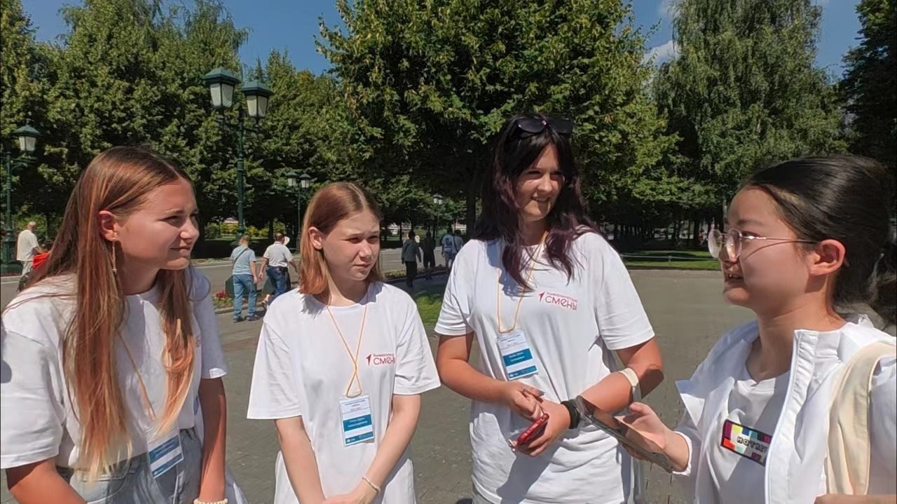 調(diào)研團(tuán)在街頭采訪。北京外國語大學(xué)供圖