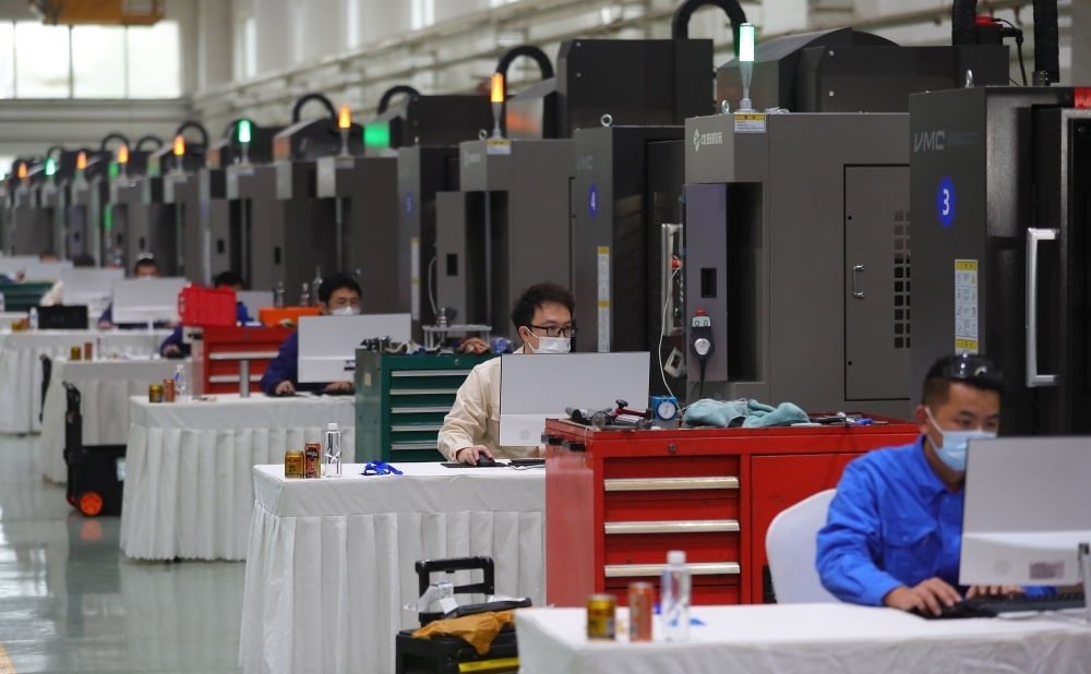 參賽選手在在2022“一帶一路”暨金磚國(guó)家技能發(fā)展與技術(shù)創(chuàng)新之“通用技術(shù)杯”數(shù)控多軸加工大賽中比拼（2022年11月10日攝）。新華社記者 楊青 攝