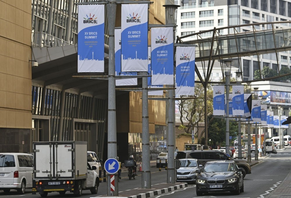 這是8月17日在南非約翰內(nèi)斯堡拍攝的金磚峰會(huì)條幅。金磚國(guó)家領(lǐng)導(dǎo)人第十五次會(huì)晤將于南非約翰內(nèi)斯堡舉行。新華社記者 陳誠(chéng) 攝