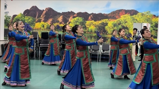 臨潢家園社區(qū)居民在烏蘭牧騎排練廳編排舞蹈。人民網(wǎng)記者 金洪花攝