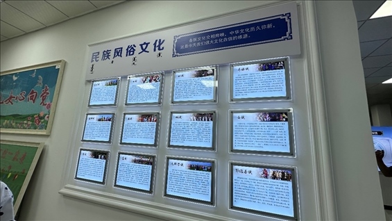 社區(qū)服務(wù)中心內(nèi)民族風(fēng)俗文化墻。人民網(wǎng)記者 金洪花攝