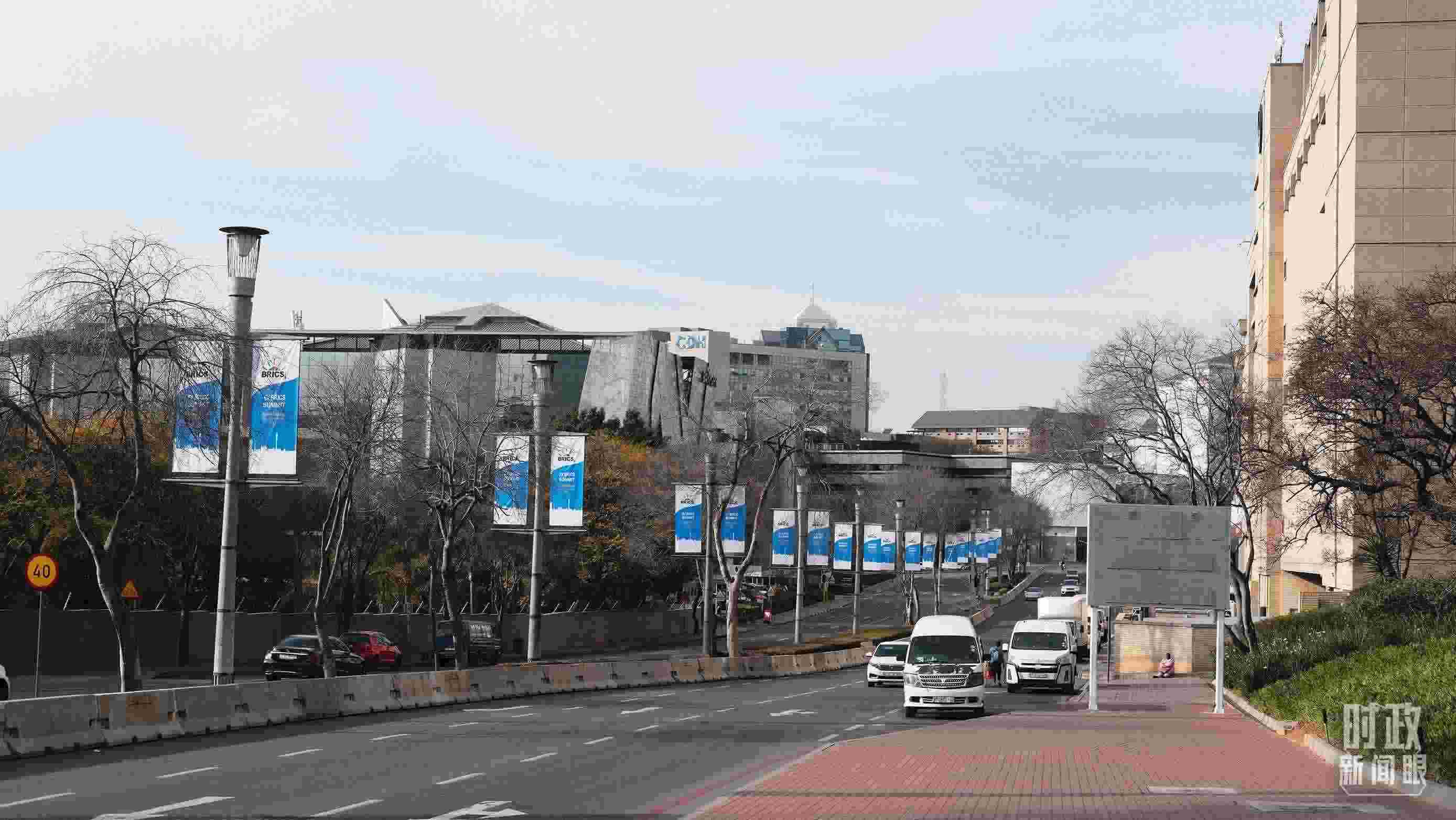 △約翰內(nèi)斯堡，街頭懸掛金磚峰會條幅。（總臺央視記者盧心雨拍攝）