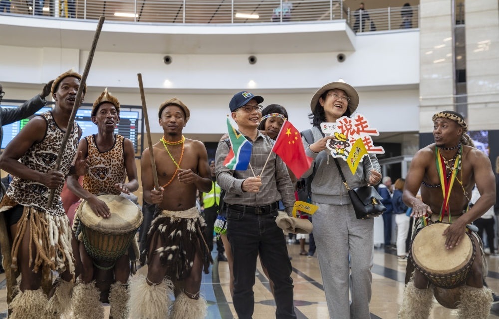 在南非約翰內(nèi)斯堡坦博國際機場，南非舞蹈演員歡迎中國試點恢復(fù)出境團(tuán)隊旅游后首批抵達(dá)南非的中國游客（2023年3月29日攝）。