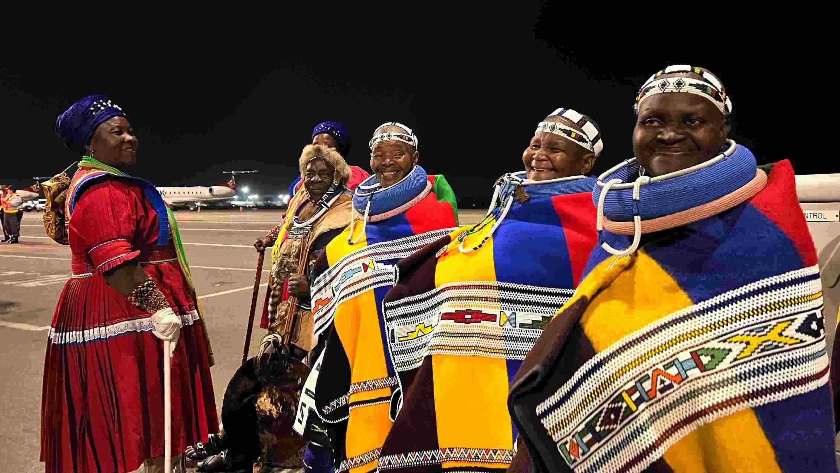 當地時間2023年8月21日晚，習近平主席乘坐的專機抵達南非約翰內斯堡坦博國際機場，這是身穿民族服飾迎接的當地群眾。