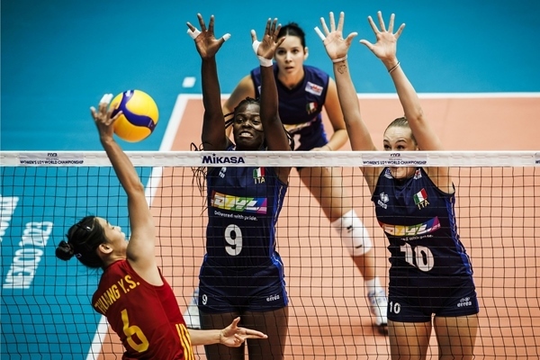 中國隊(duì)球員莊宇珊(左)在比賽中。圖片來源：國際排聯(lián)