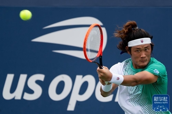 張之臻在比賽中回球。新華社記者 劉杰 攝