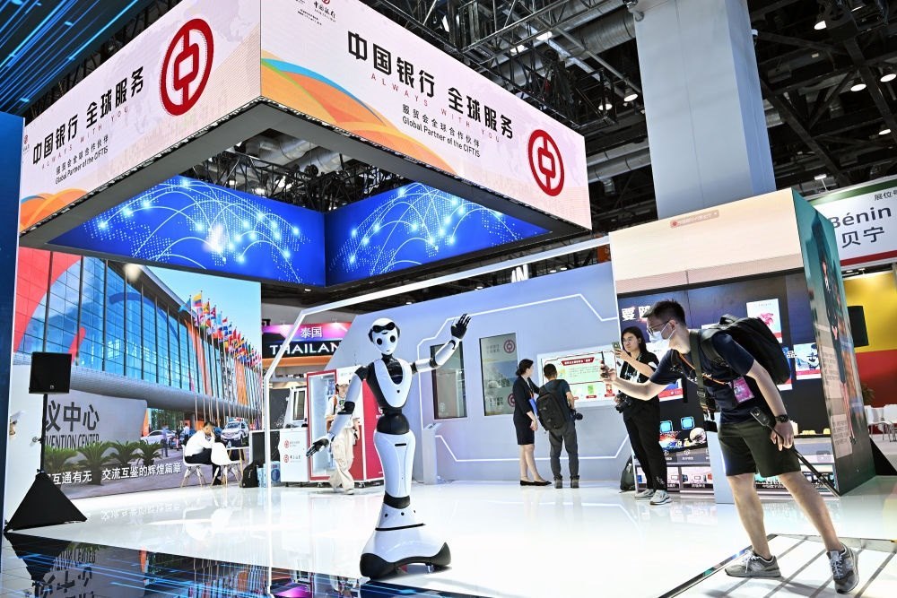 9月1日，媒體記者在國(guó)家會(huì)議中心中國(guó)銀行展臺(tái)拍攝一款迎賓接待機(jī)器人。新華社記者 李鑫 攝