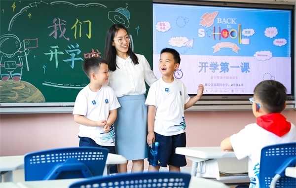 8月30日，雄安史家胡同小學(xué)學(xué)生體驗(yàn)學(xué)校生活。