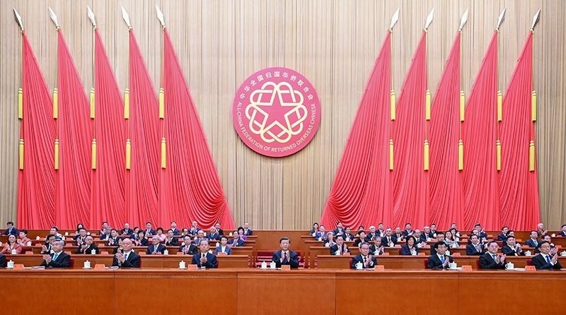 2023年8月31日，第十一次全國歸僑僑眷代表大會(huì)在北京人民大會(huì)堂開幕。習(xí)近平等黨和國家領(lǐng)導(dǎo)人到會(huì)祝賀