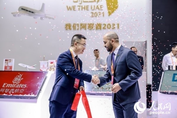 9月3日，阿聯(lián)酋駐華大使館臨時代辦、副館長哈利德·沙赫參贊與中國貿(mào)促會聯(lián)絡(luò)部二級巡視員楊曉軍揭幕阿聯(lián)酋國家館。圖片由阿聯(lián)酋駐華大使館提供