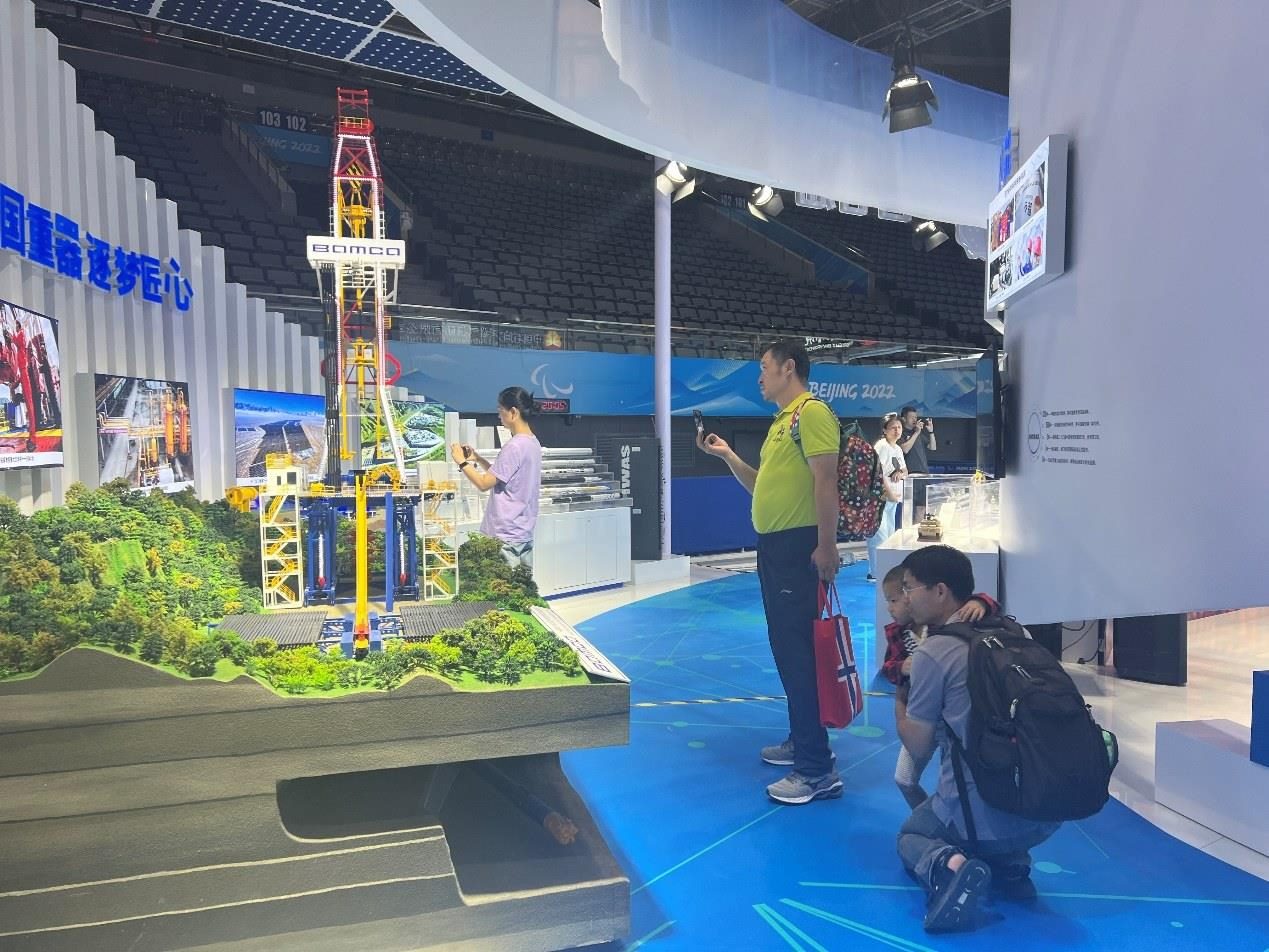 觀展群眾在國家體育館環(huán)境服務(wù)展區(qū)。人民網(wǎng) 歐陽易佳攝