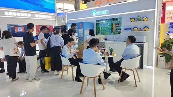 銀行機(jī)構(gòu)“勞動(dòng)者港灣”的服務(wù)理念，吸引觀展群眾上前咨詢。人民網(wǎng)記者 李彤?dāng)z