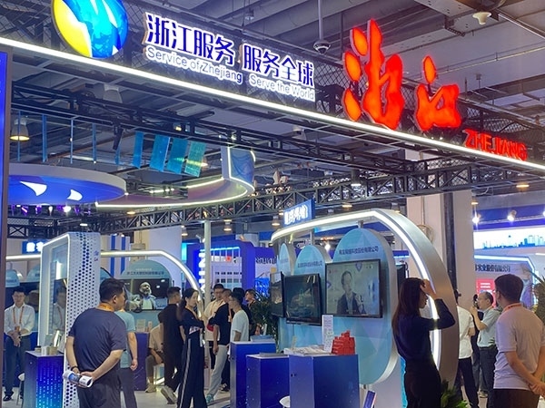 在浙江省交易團(tuán)展區(qū)，數(shù)字支付技術(shù)吸引了觀展群眾的目光。人民網(wǎng)記者 李彤?dāng)z