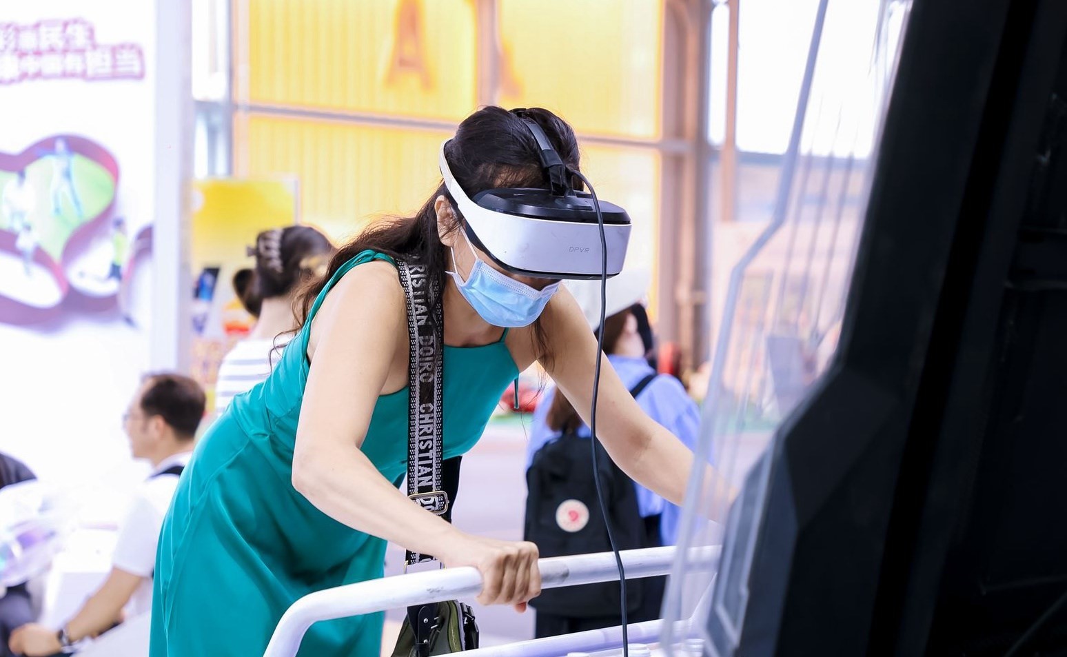 觀眾參與AI體驗。圖片來源：中國國際服務(wù)貿(mào)易交易會