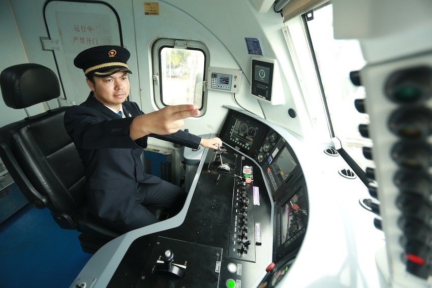 發(fā)車前，仲俊斕確認(rèn)儀表、指示燈狀態(tài)正常。成都機務(wù)段供圖