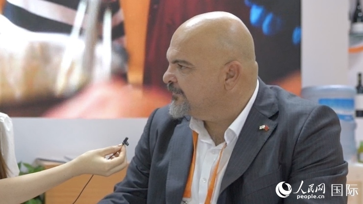 塞浦路斯首席經(jīng)濟商務參贊歐陽路接受記者采訪。人民網(wǎng) 王禹蘅攝