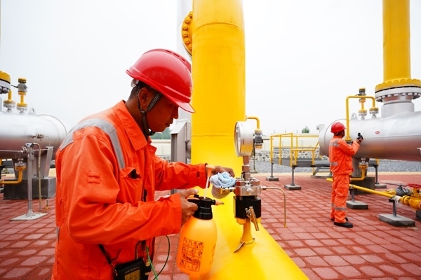 西氣東輸湖廣輸氣分公司員工在投產現(xiàn)場進行天然氣驗漏檢測。唐瑋峰攝