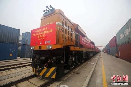 2021年7月5日，中國—上海合作組織地方經(jīng)貿(mào)合作示范區(qū)（簡稱“上合示范區(qū)”）前往塔吉克斯坦首都杜尚別的首班中歐班列（齊魯號）“上合快線”發(fā)出，從上合示范區(qū)青島多式聯(lián)運中心啟程，為中國及日本、韓國等周邊國家和地區(qū)與塔吉克斯坦經(jīng)貿(mào)往來提供了全新的物流解決方案。胡耀杰 攝