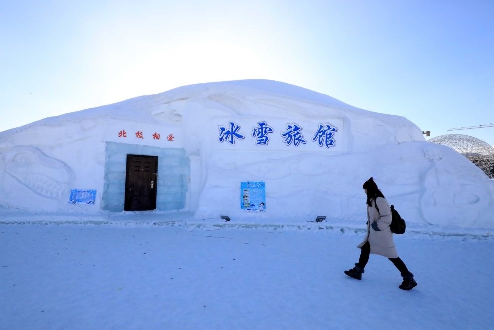 游客從北極村冰雪旅館的一個房間前走過（2018年1月31日攝）。
