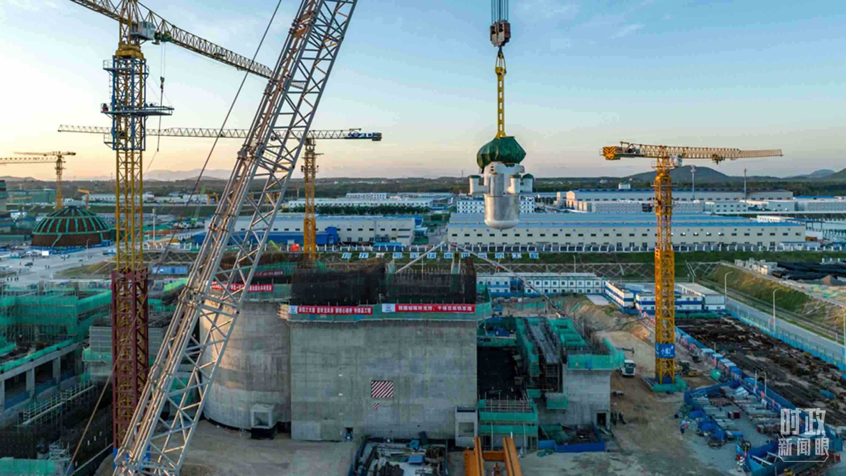 △8月10日，由中國第一重型機械股份公司承制的玲龍一號反應堆核心模塊“玲龍之心”成功吊裝。（圖/國務院國資委網(wǎng)站）