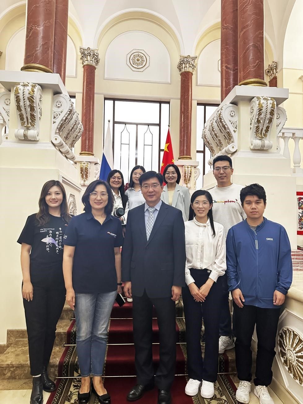 中國駐俄羅斯大使館公使銜文化參贊、莫斯科中國文化中心主任封立濤（前排中）與人民網(wǎng)記者合影。