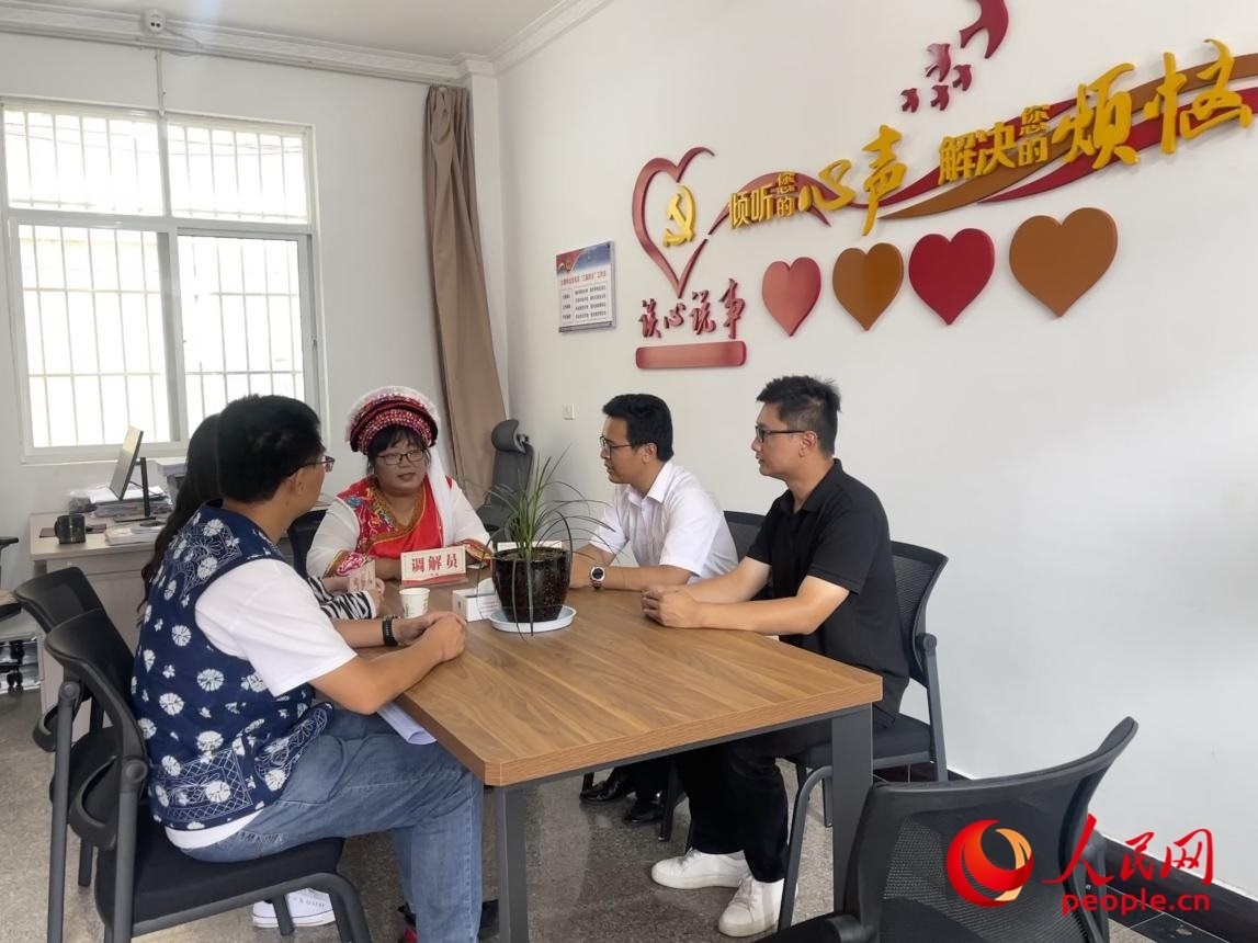 李雪娟（右三）和群眾交流。人民網 周靜圓攝